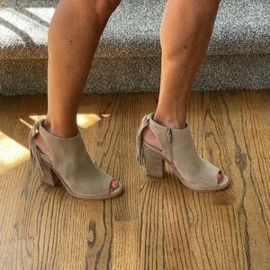 Vince Camuto size 7 suede shoes with tassle